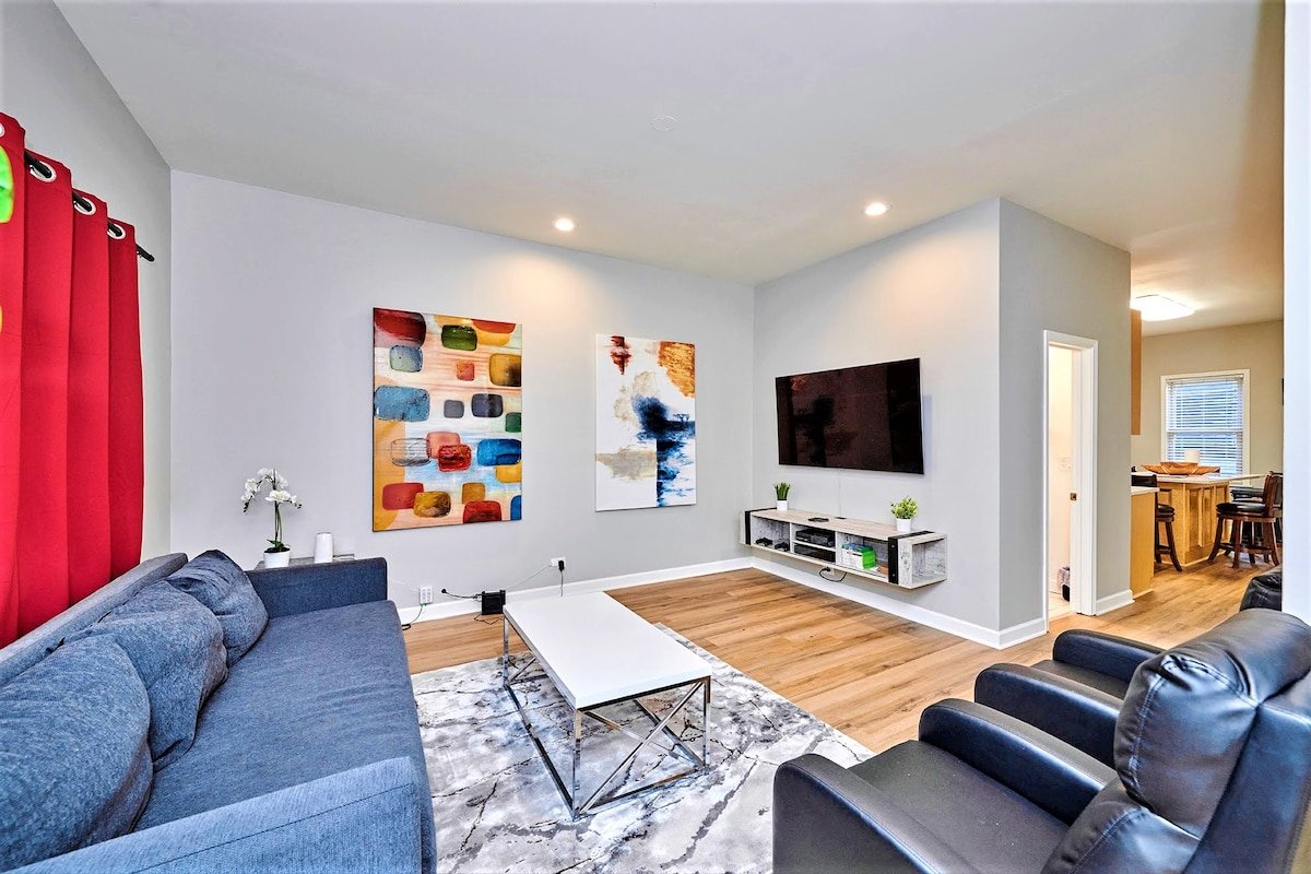 Lake View | Wrigley Designer House w/Patio gallery image 2