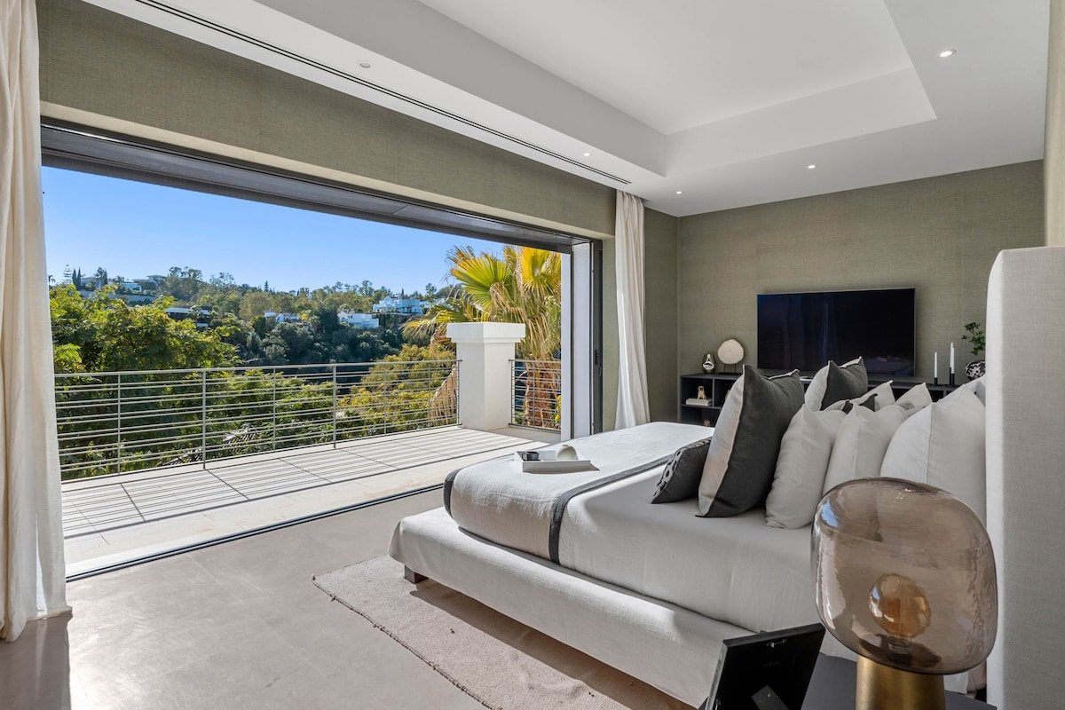 Elegant 6-Bedroom Villa in Marbella with Sea Views gallery image 4