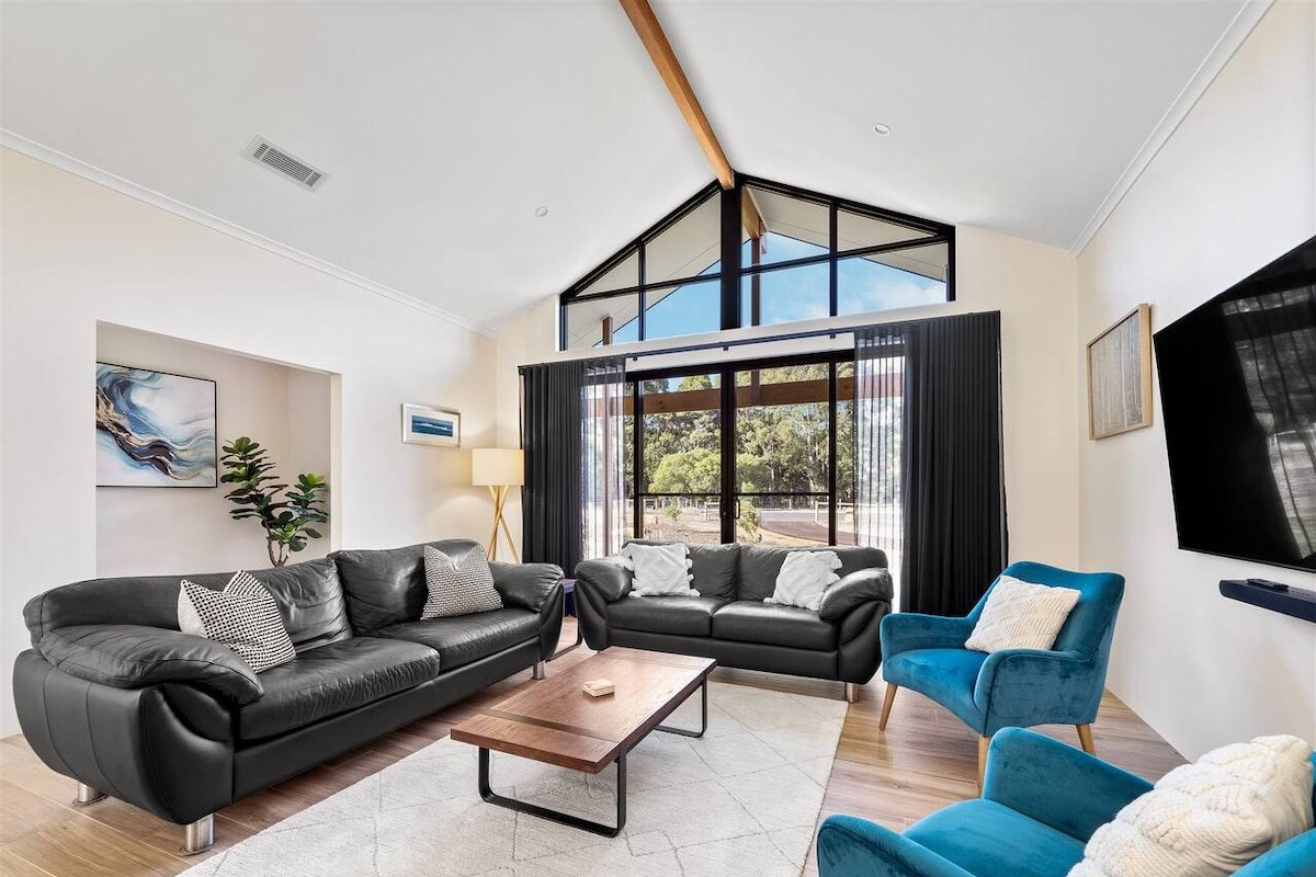 Turf and Surf—Secluded Haven between Beach & Town gallery image 3