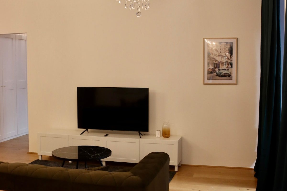 Elegant Escape: 3 BRs, Near Museums & Parliament gallery image 4