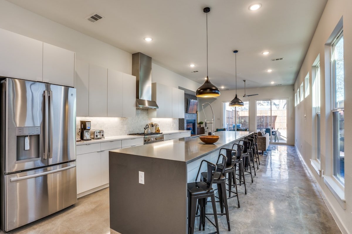 Rooftop Deck w/Downtown Views, 4 Bedroom furnished gallery image 4