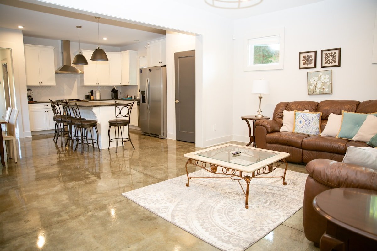 Classy Stay only 2 Miles from Downtown – Sleeps 12 gallery image 3