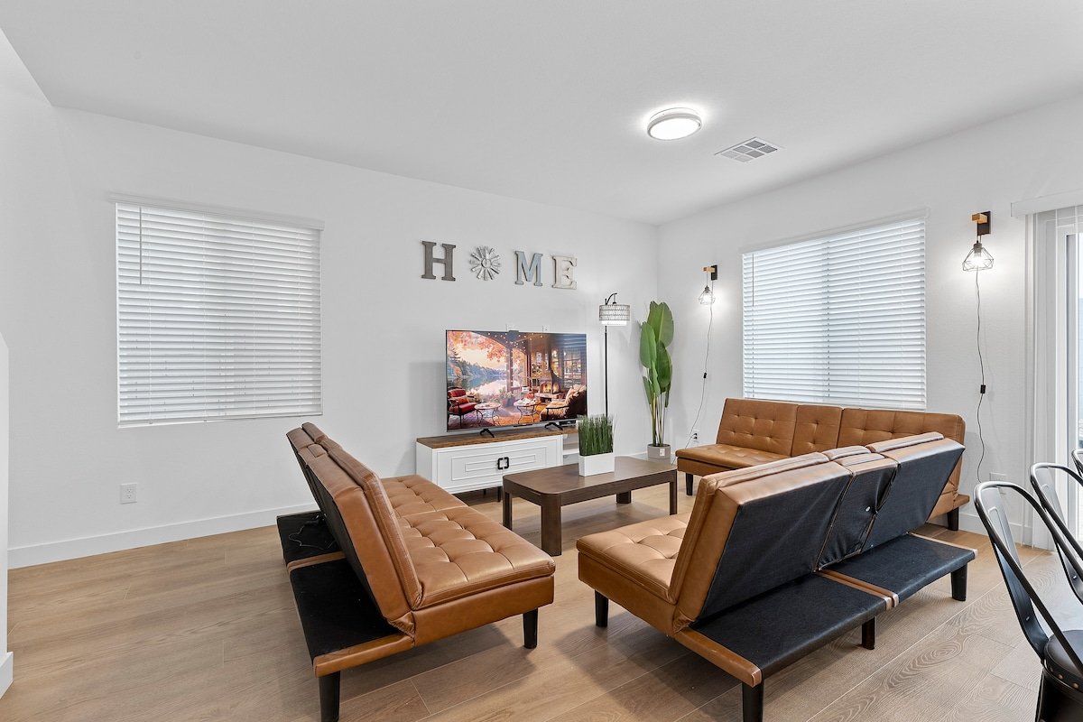 Holiday specials ｜Luxury Retreat: 5BR Home gallery image 2