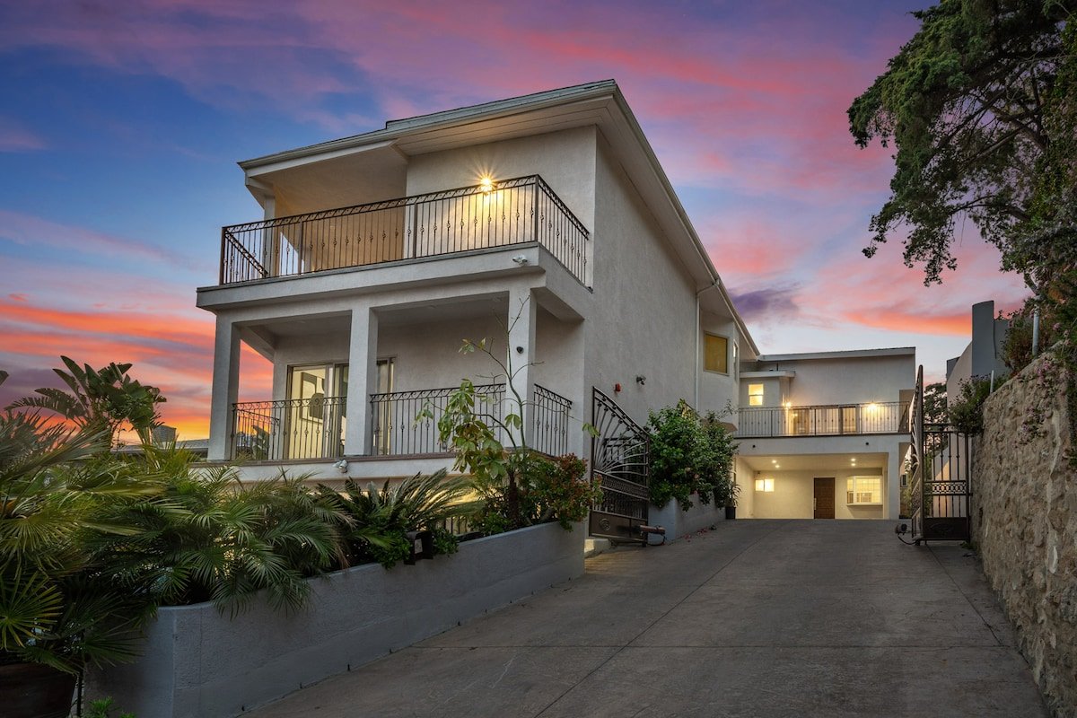 Private 7BR Hollywood Retreat Pool Jacuzzi Views gallery image 3