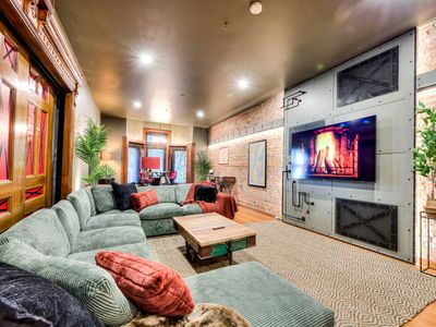 Downtown & Nightlife St Denis Steam Punk Big Group