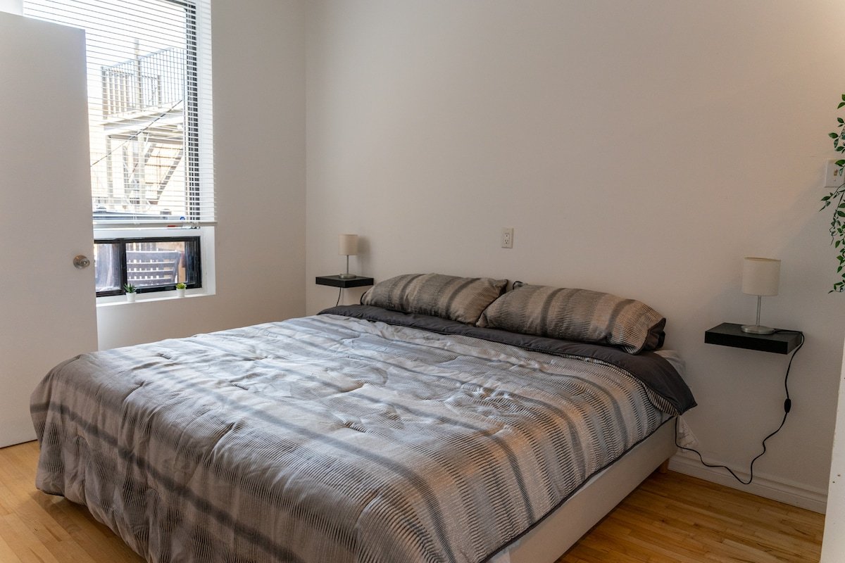 SPACIOUS 4 BEDROOM APARTMENT IN HEART OF MONTREAL gallery image 4