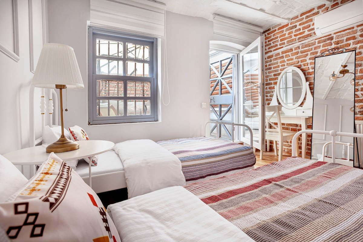 Amayzing& Historical House 6BR-3BA/New Galata Port gallery image 4