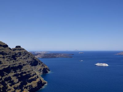 Grand Honeymoon Villa with Hot Tub & Caldera View