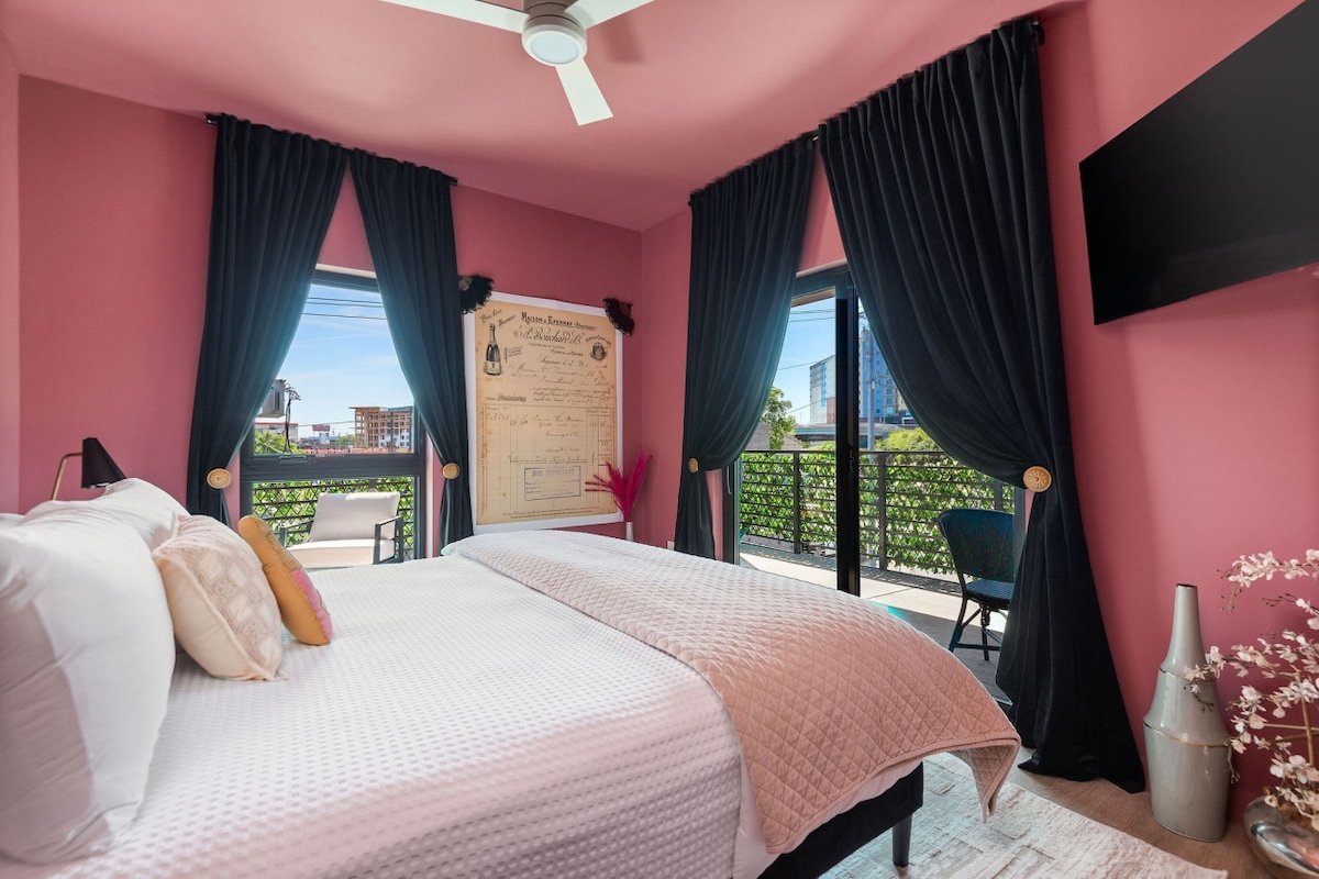 Daisy’s Saloon I Watch NYE Fireworks from Balcony gallery image 2