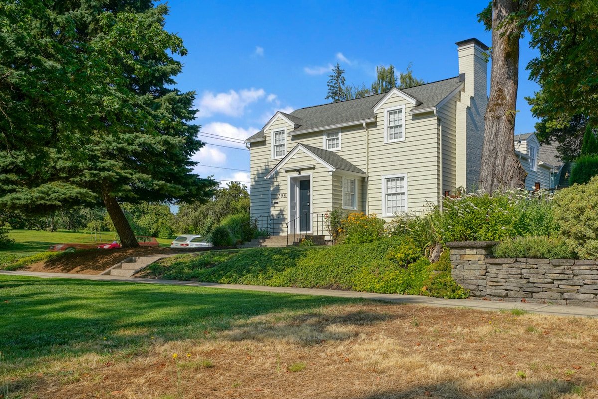 Downtown Salem Next to Bush Park Historical Home gallery image 2