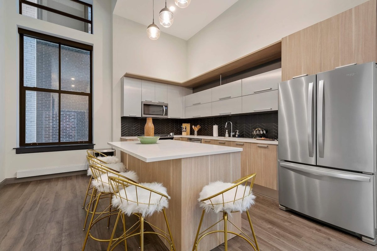 Historic Charm + Modern Comfort for Tourists gallery image 4