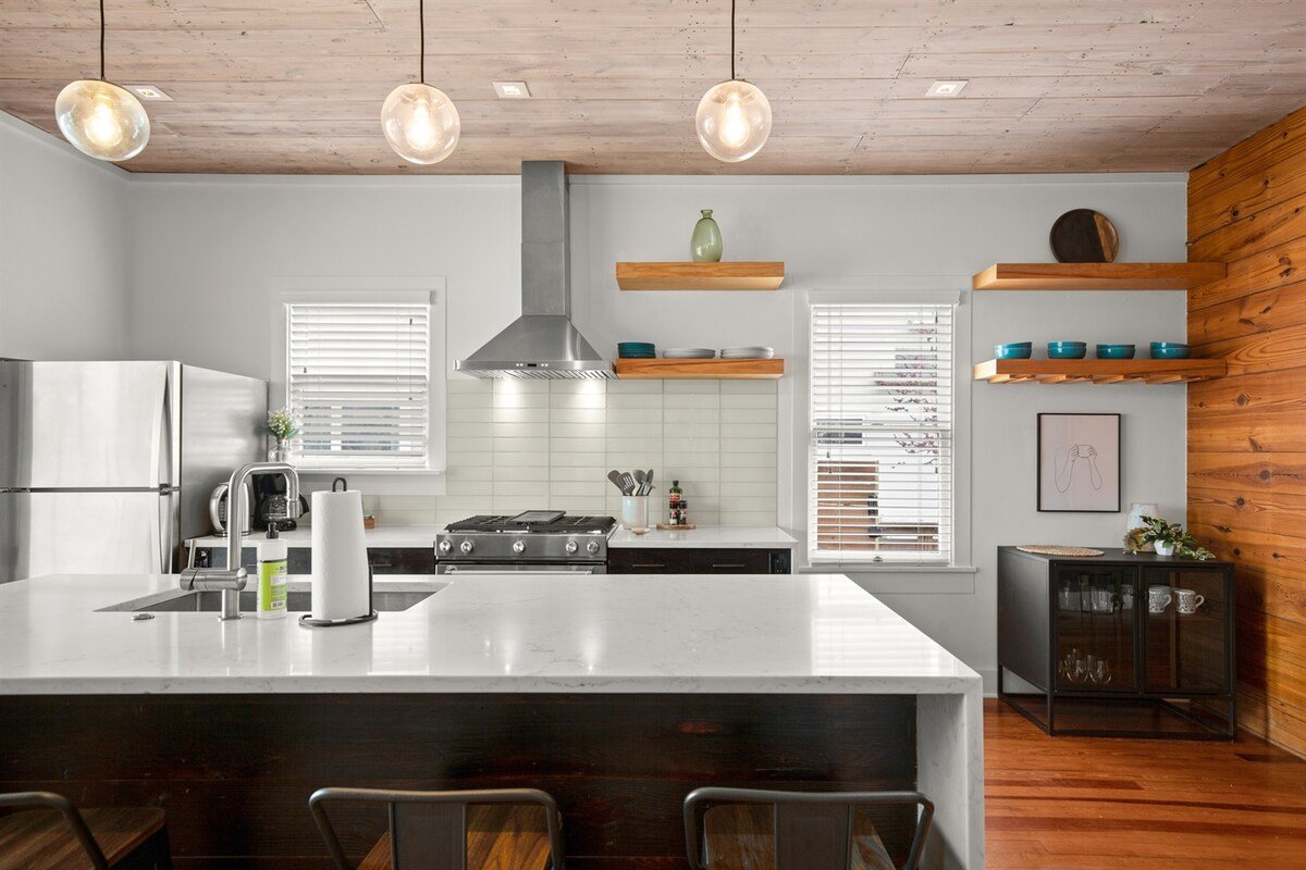 Two House Eastside ATX w/ Heated POOL gallery image 4