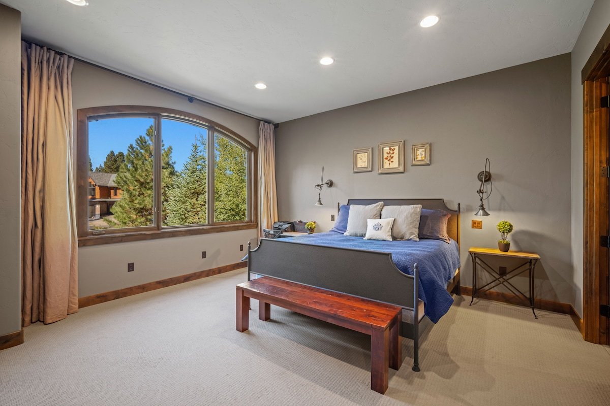 Sunstone Hideaway | Hot Tub, Firepit & Pool Table gallery image 4