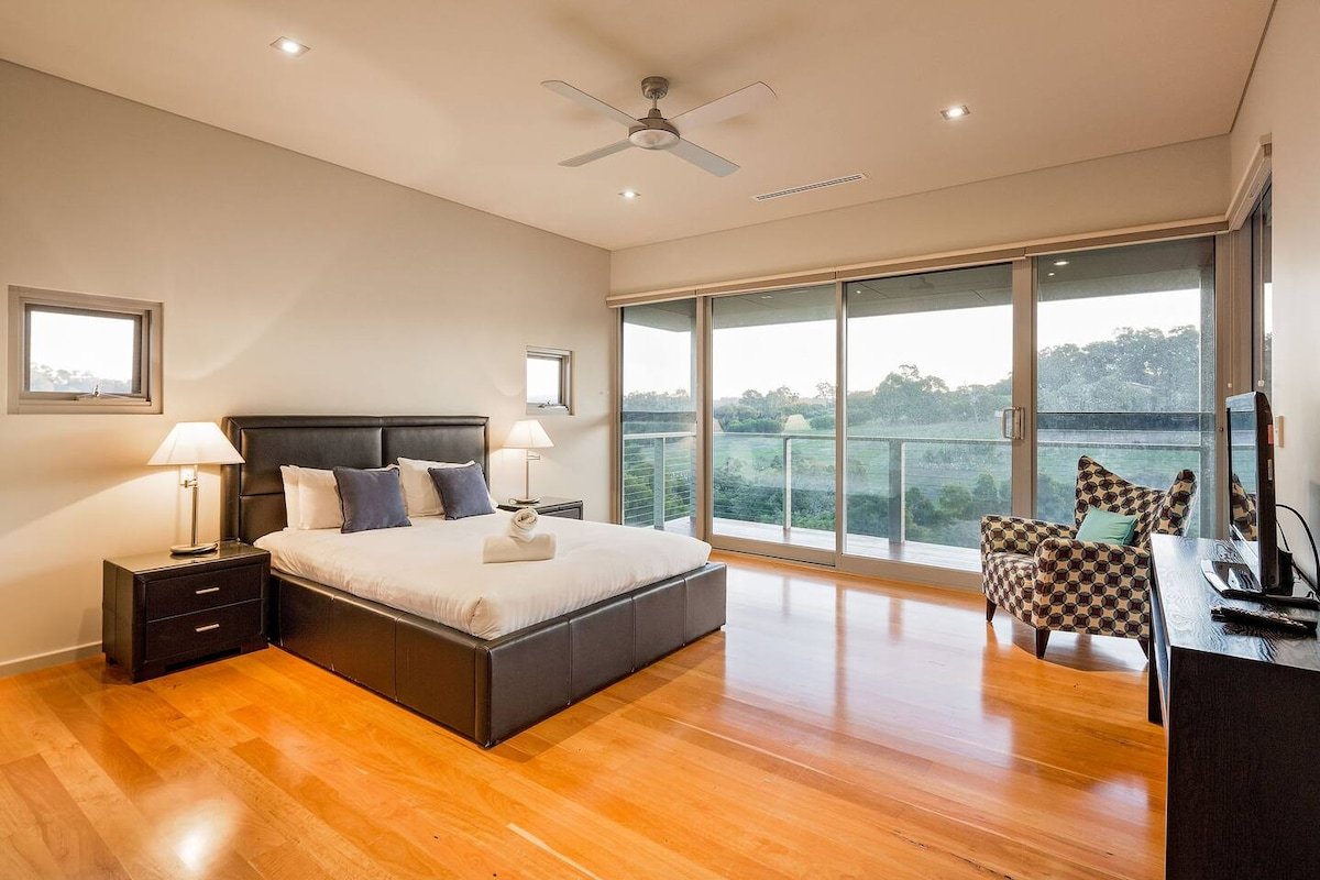 Valley Views—Elevated Hilltop Escape near Beaches gallery image 4