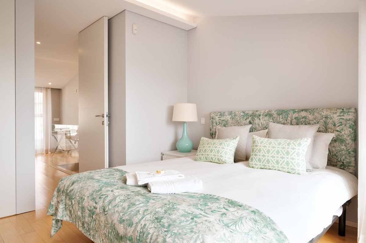 Elegant Escapes w/ hot tub, garden & garage gallery image 5