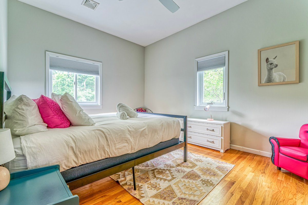 Family Manor Sleeps 18 w Pickleball, Pool, HT, FP gallery image 2