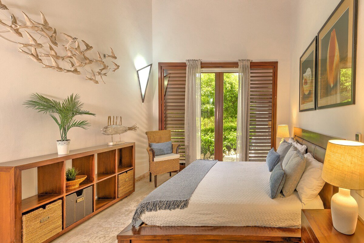 Villa Caballet – Eco-friendly villa w/ golf view gallery image 2