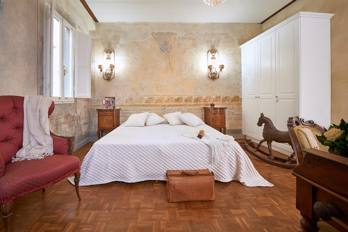 Firenze Rentals Deluxe Apartment Cimatori gallery image 5