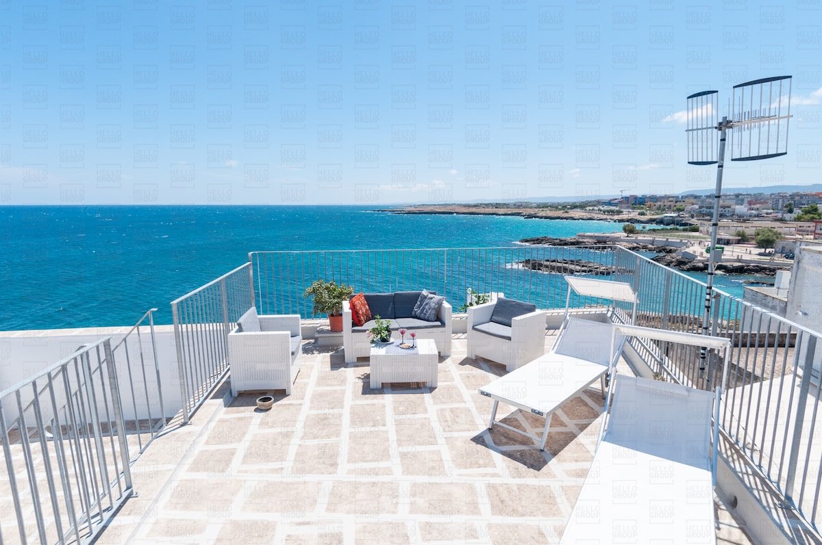 HelloApulia Authentic Seafront Apartment gallery image 2