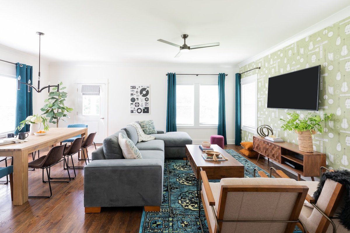 Beautiful Downtown 4 Bedroom – Great Monthly! gallery image 2