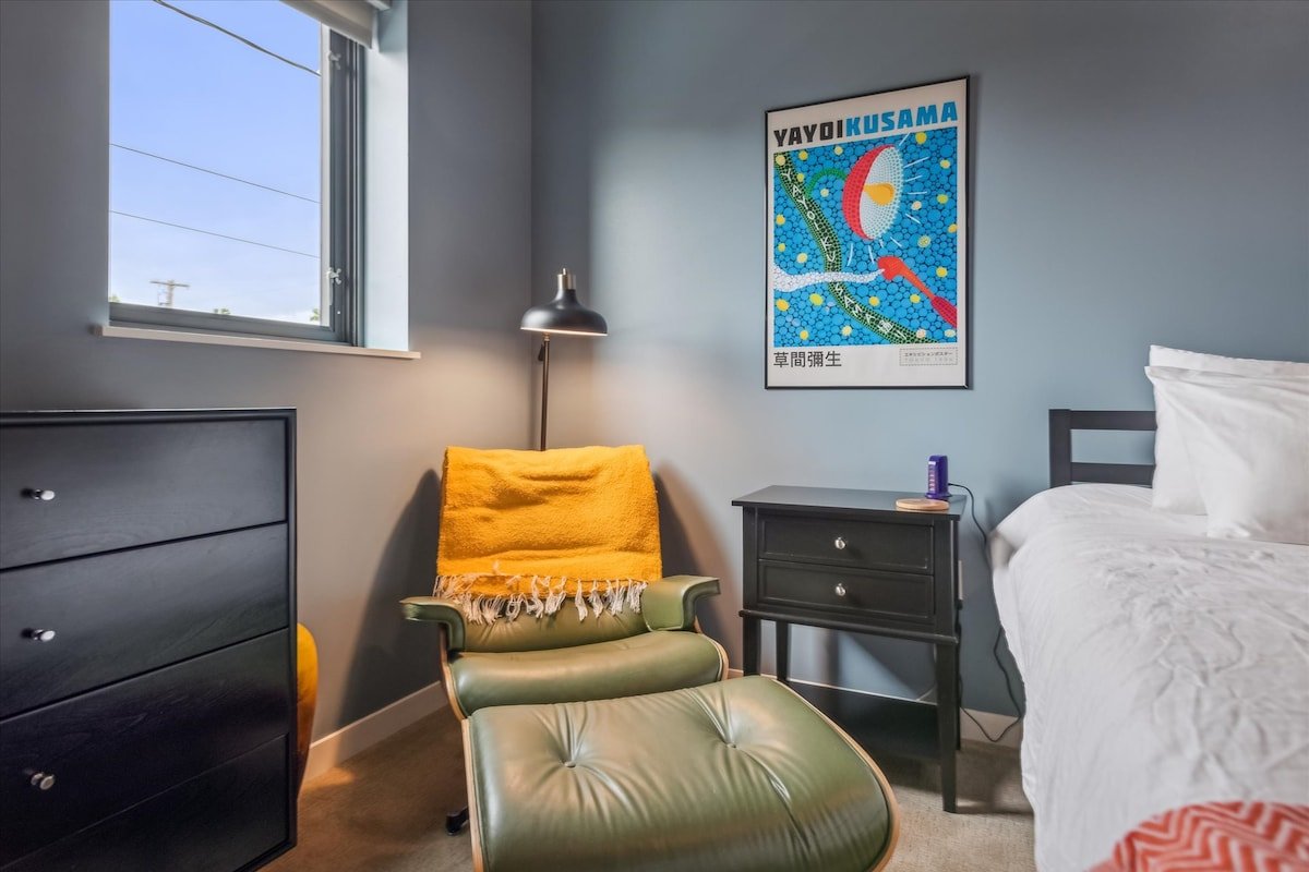 Colorful 2BR/2BA w/ King Bed, Local Art + Secure P gallery image 4