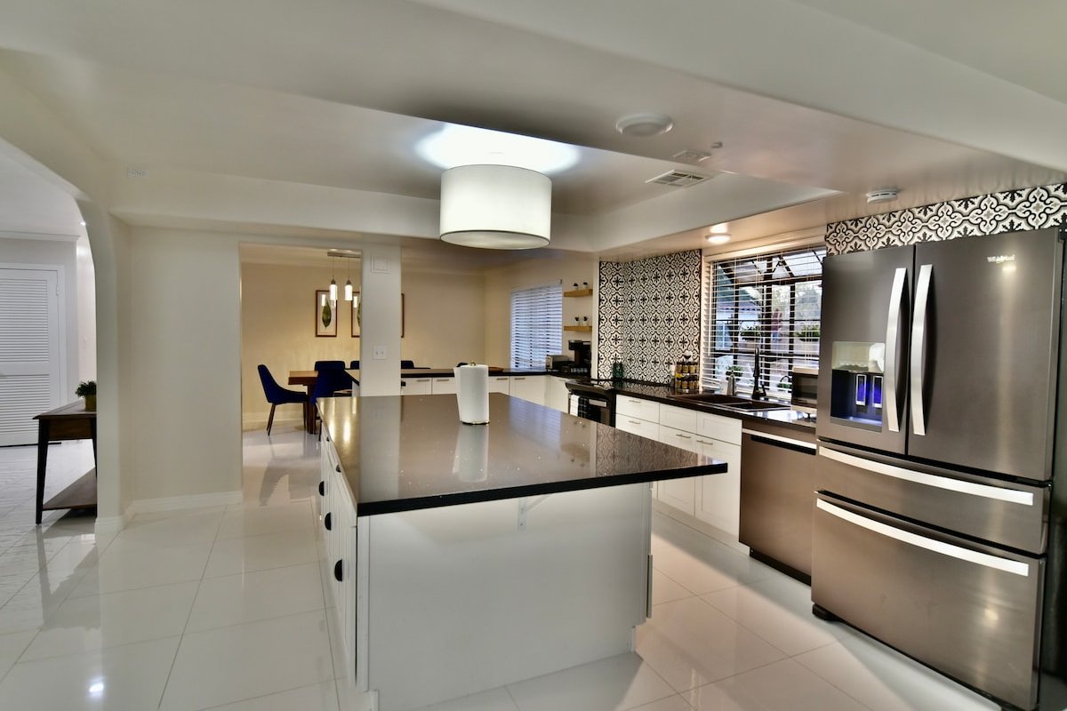 Tropical Pool and backyard gallery image 4