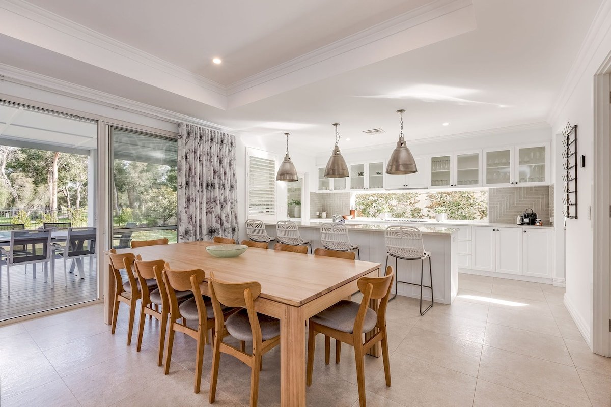 Hamptons By The Green—Grand Golfside Retreat gallery image 4