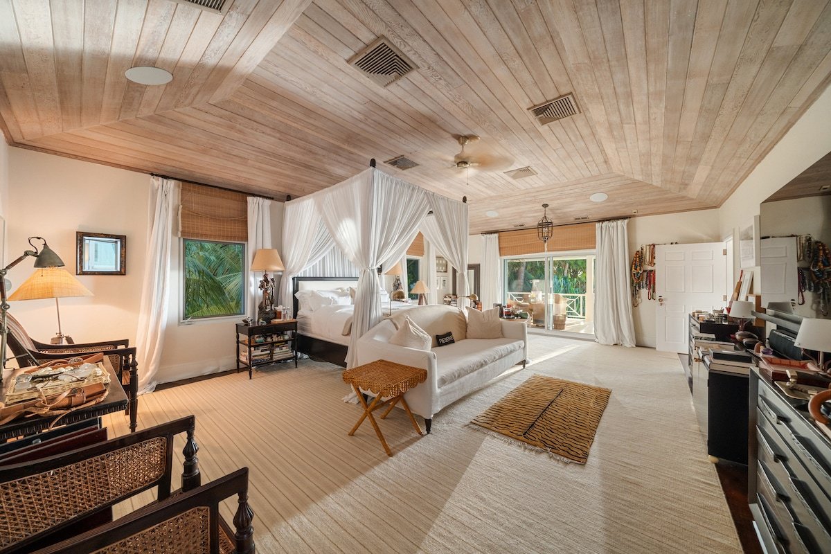 Three Bees Estate Beachfront Gem gallery image 2