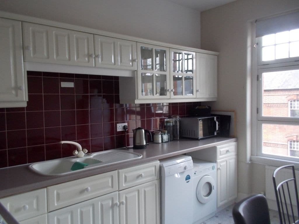 Bright, Cheerful Kensington Flat gallery image 3