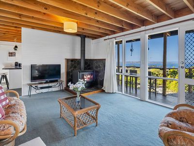 “Oceanview Retreat” – 20kms from CBD – Sleeps 8.