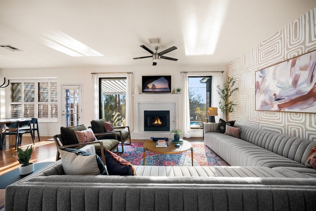 ~Stunning Designer Home~ Jacuzzi & Fire Pit gallery image 2