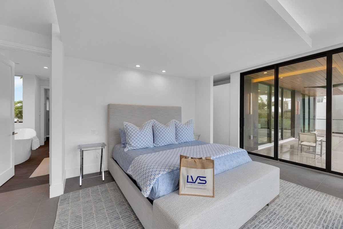 LVS Carlotta – New Designer Waterfront LUX Retreat gallery image 4