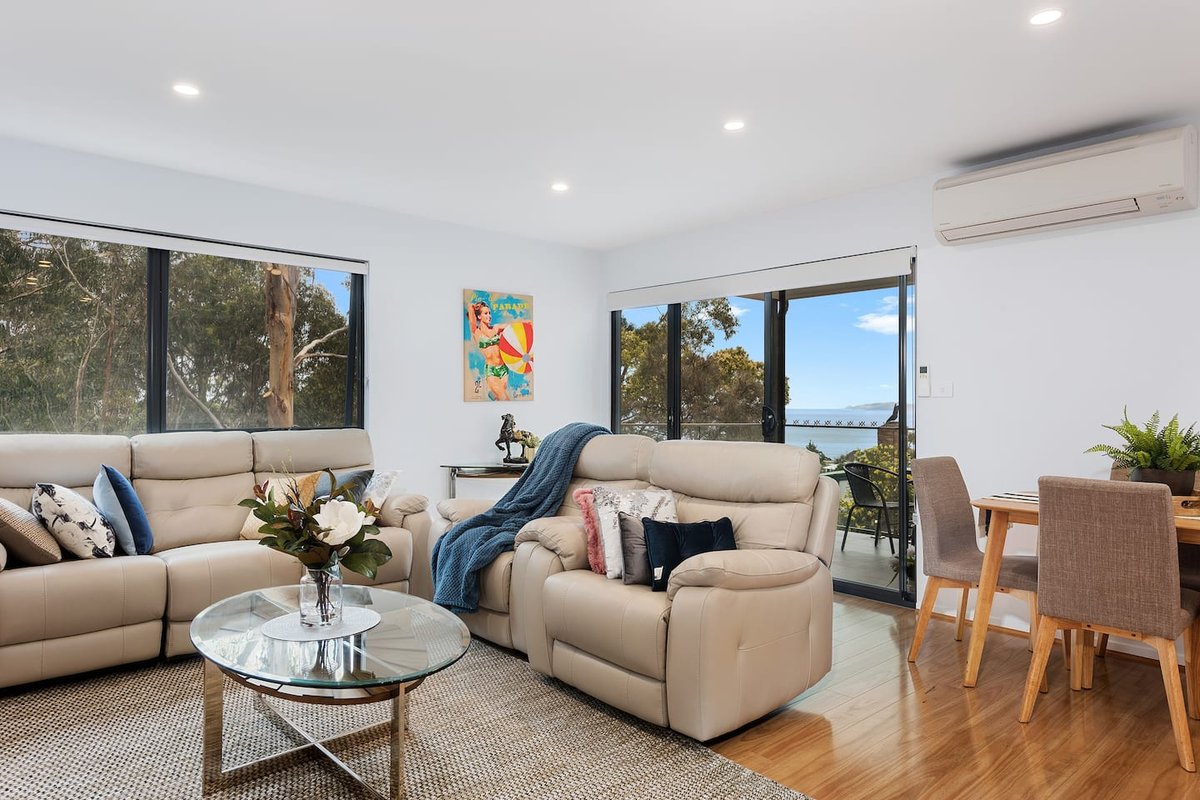 “Treetops Retreat” Sleeps 10, 3 Baths – Peaceful.