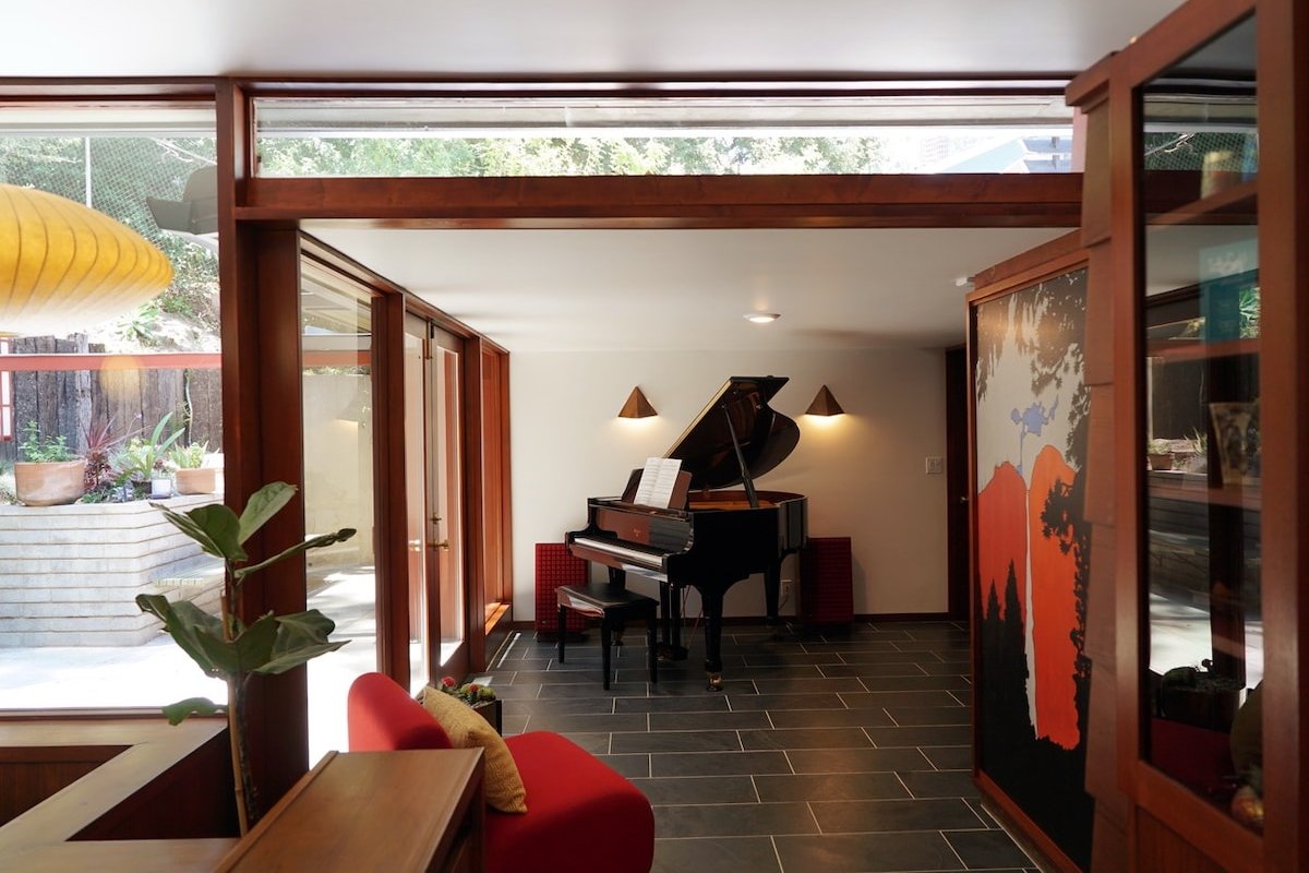 Mid Century Architectural Gem in Woodland Hills gallery image 2