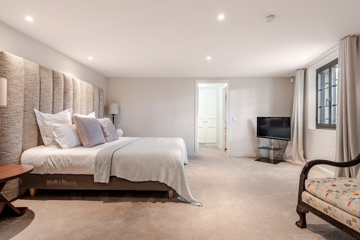 Splendid 11-bedroom property in Mougins gallery image 2