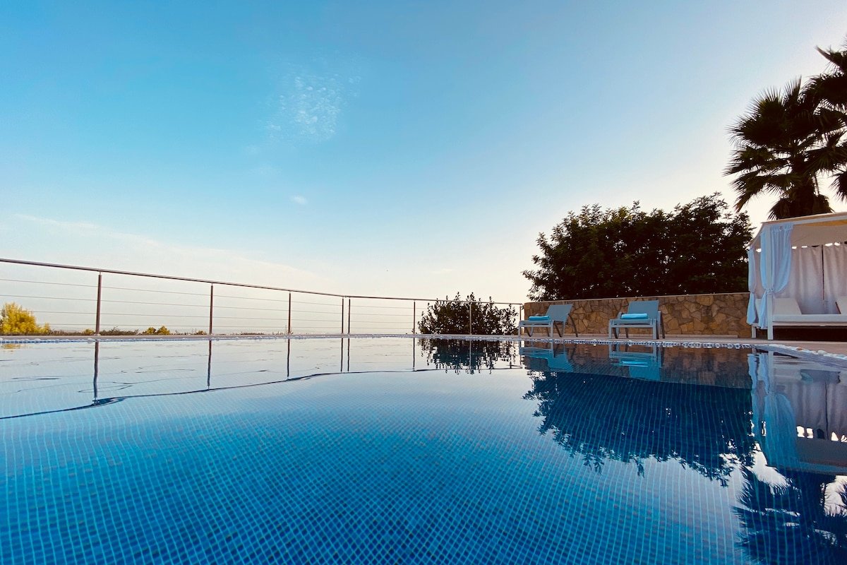 Infinity pool and panoramic view of the bay gallery image 5