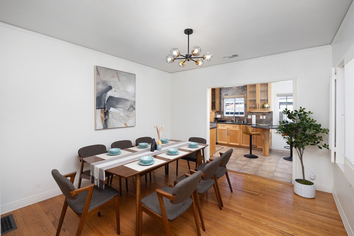 Mid Century｜Cozy Pool Home｜Near LA/Beach&Disney gallery image 4