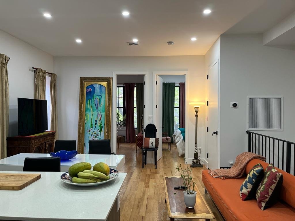 Modern 4BR 2Bath Apt gallery image 2