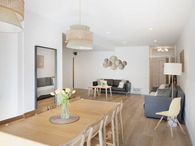 Spacious & Bright 4-Room Apartment in BCN Center