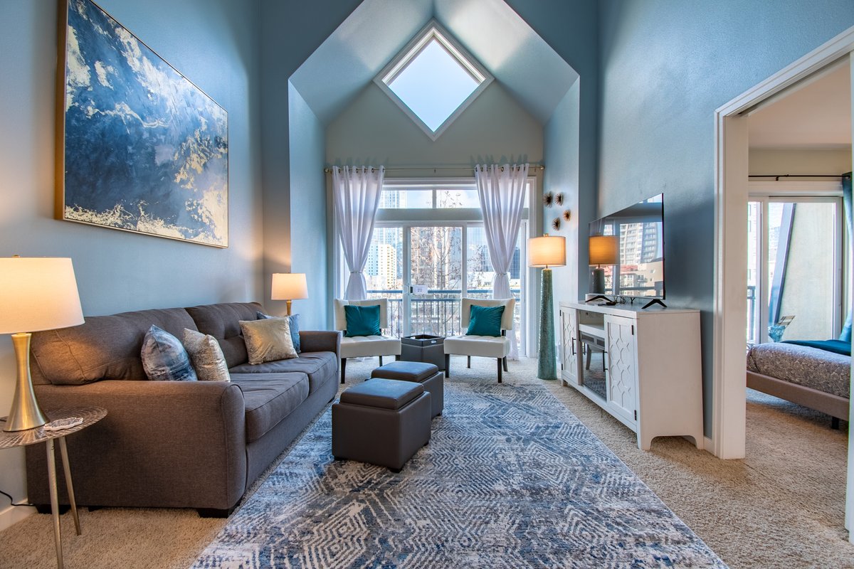 Beautiful 2 Story Penthouse w/ Pool & Free Parking