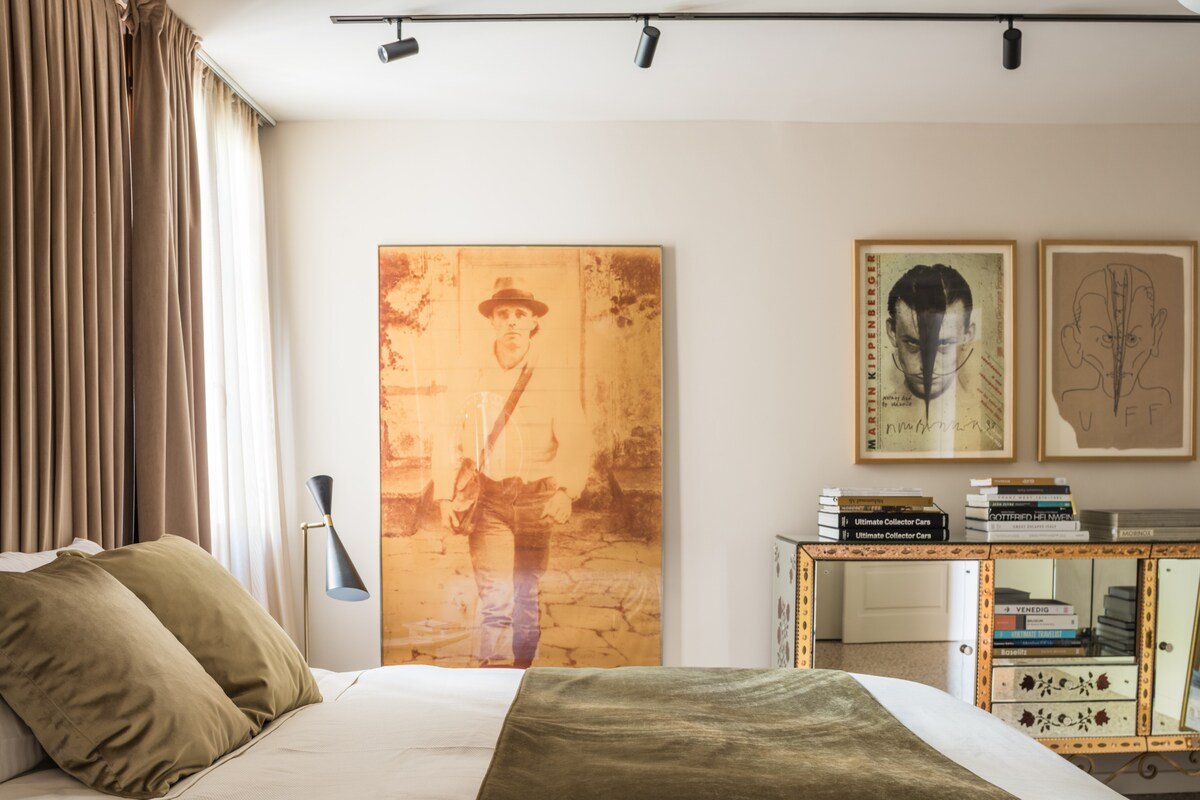 Noble Floor Art Apartment R&r gallery image 2