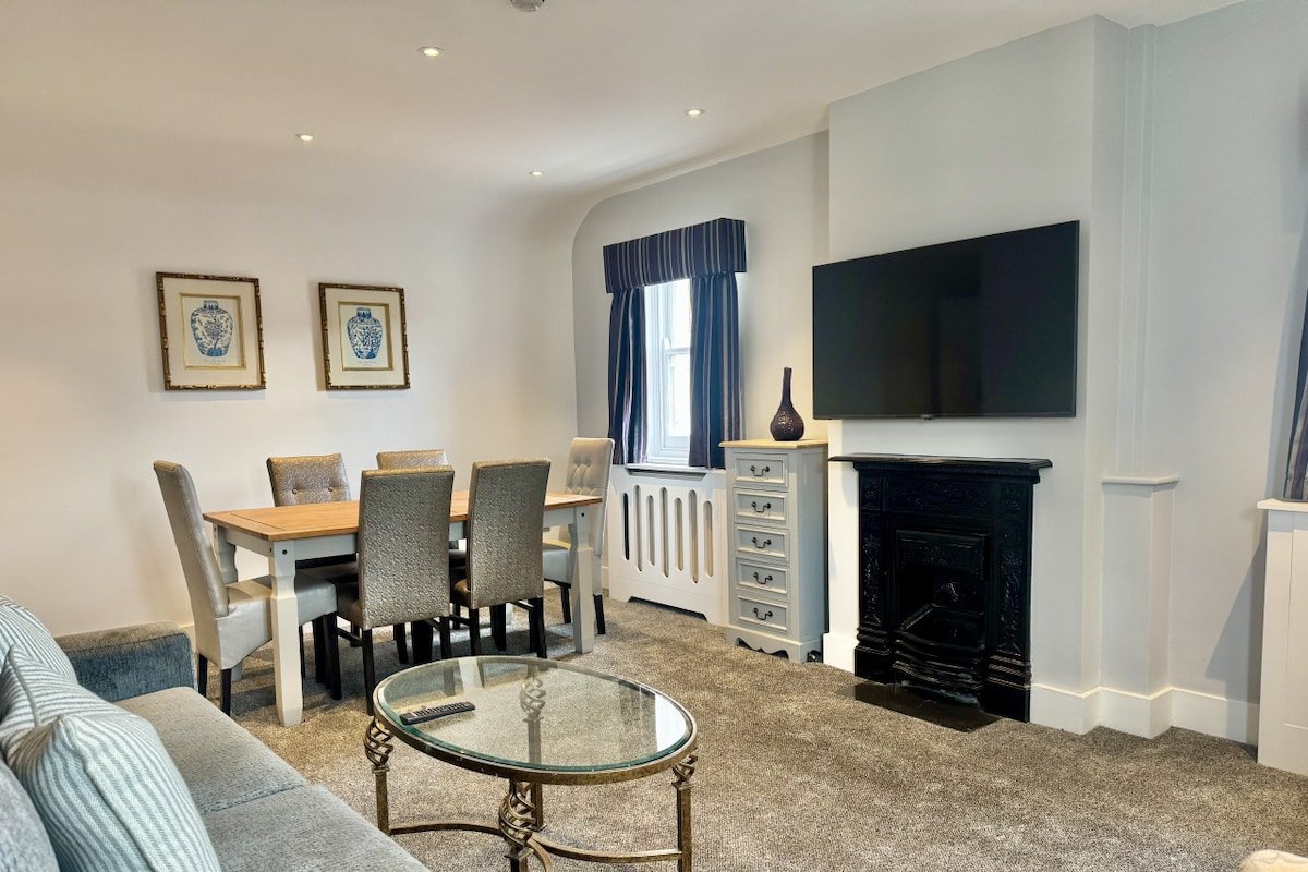 3 Bed/3 Bath Brand New Modern Flat with Air Con gallery image 2