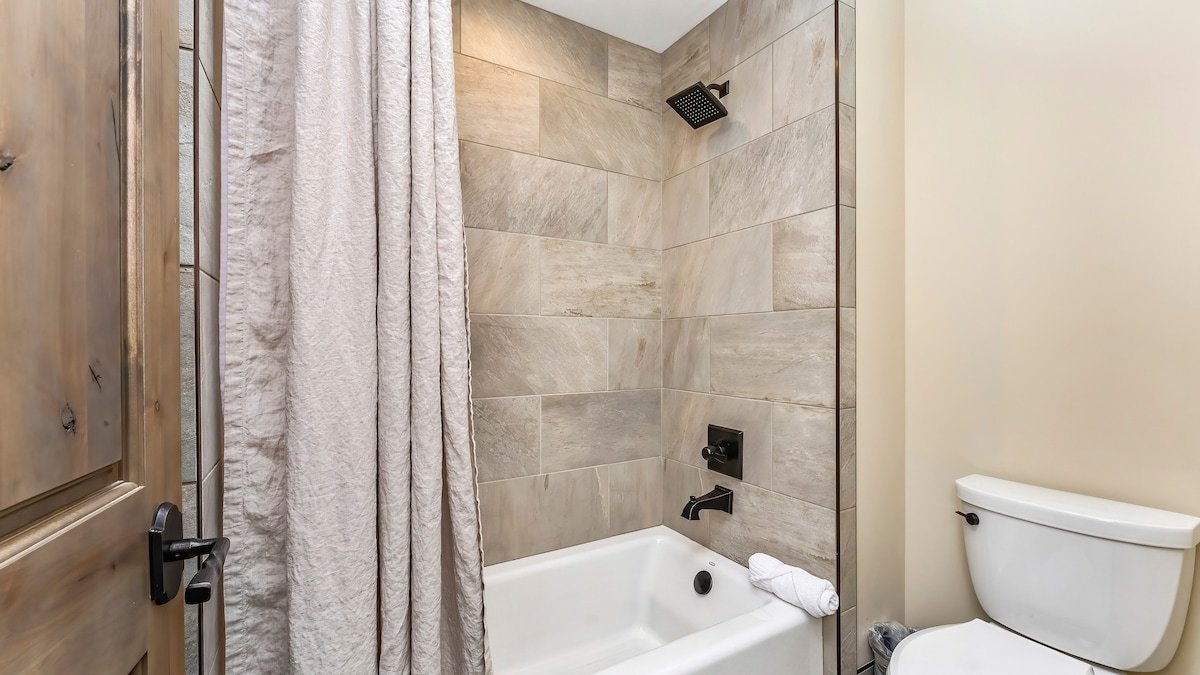 Alpine Peak Lodge Indoor Pool! gallery image 3