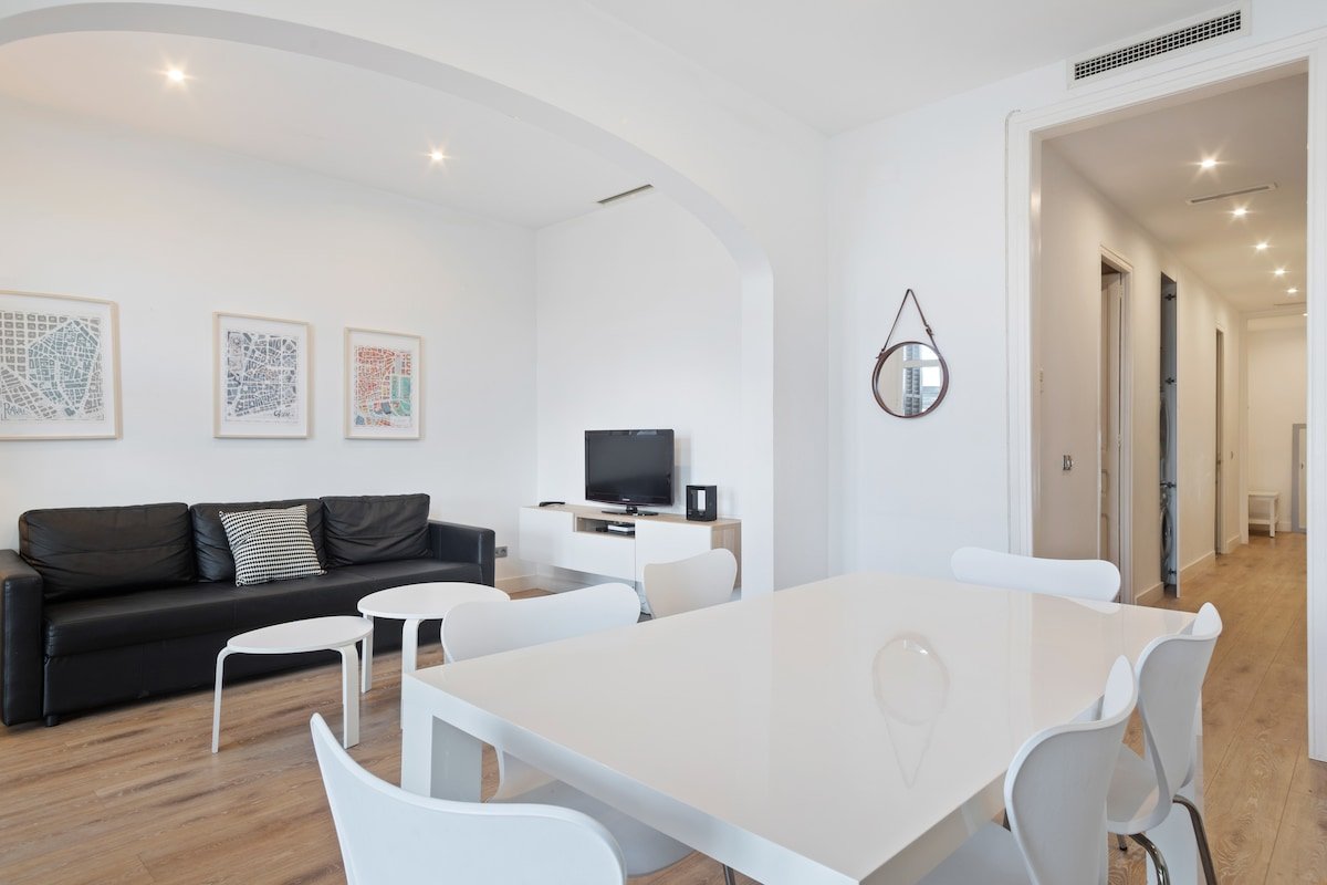 Delightful 2B apartment with views of Tibidabo! gallery image 3