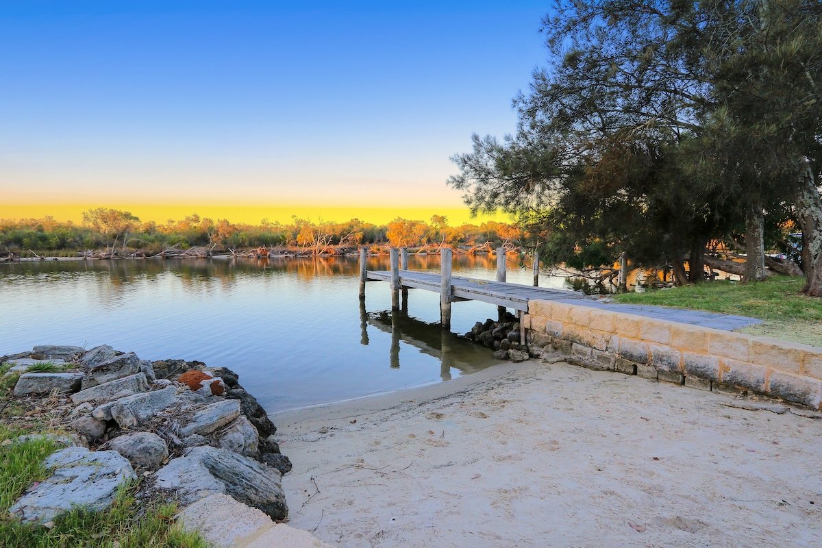 Murray River Retreat – Absolute River Front gallery image 3