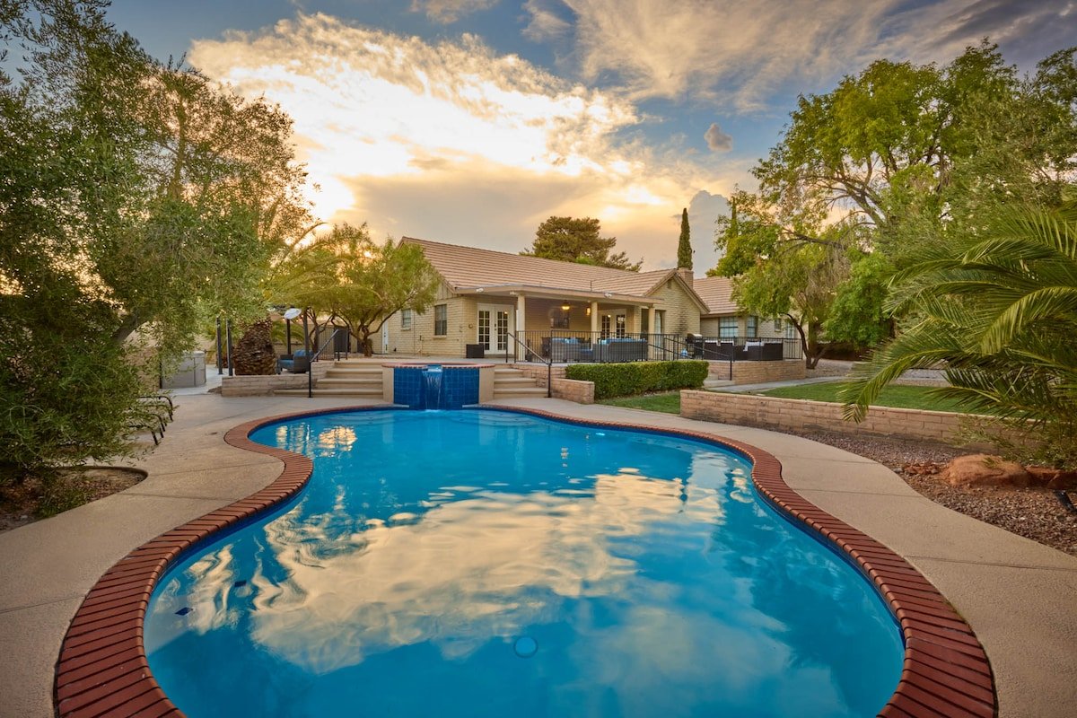 Super Private Vegas Resort! Close to the Strip!9:) gallery image 5