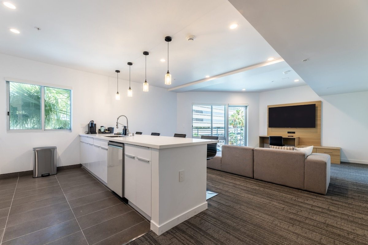 Brand New Modern + Minimalist 2BR Suite in DTLB gallery image 2
