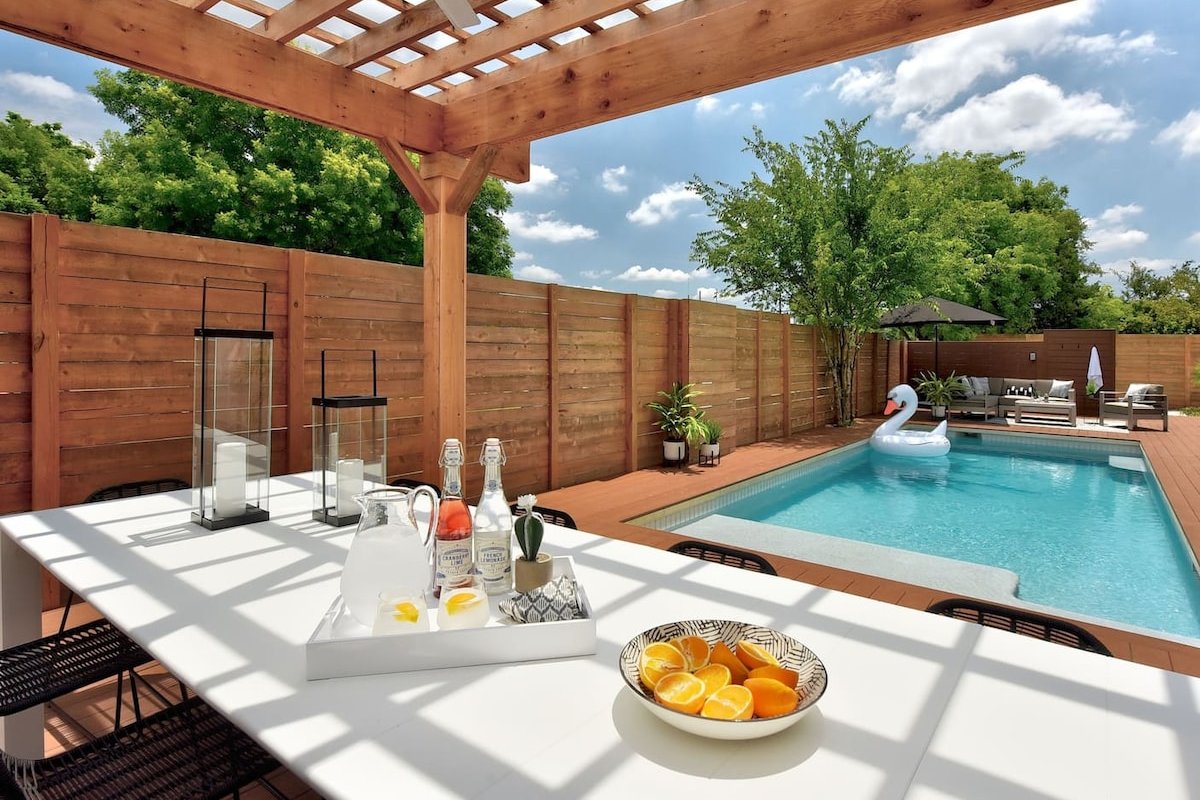 Contemporary Luxury Retreat | Pool gallery image 2