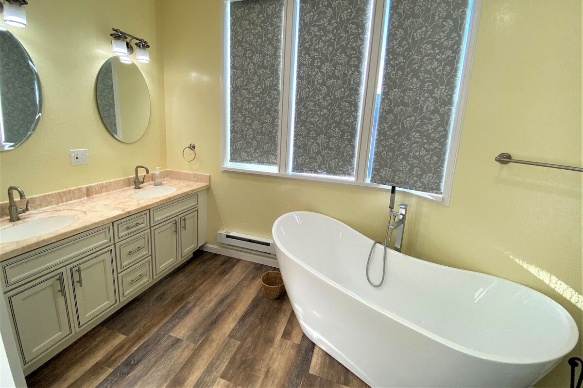 Oceanfront, ping pong, soaking tub, delightful! gallery image 4