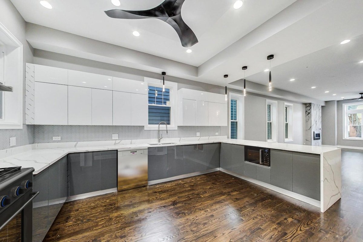 Stylish 6BR Oasis w/Private Coach House & Garage! gallery image 4